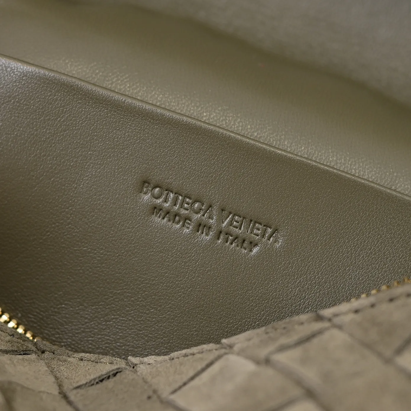 Batch 1360 #BV new Vanity Case suede cosmetic bag 🎈 is a super practical and stylish box cosmetic bag [Fireworks], using the brand's most classic cowhide weaving, with two-way zipper opening and closing, the overall style is retro and elegant, the top handle can be adjusted at will, the hand-held elegant temperament, cross-body casual and casual, unlocking various concave shape scenes 🎬 Model: 9109 Size: 22x12.5x5